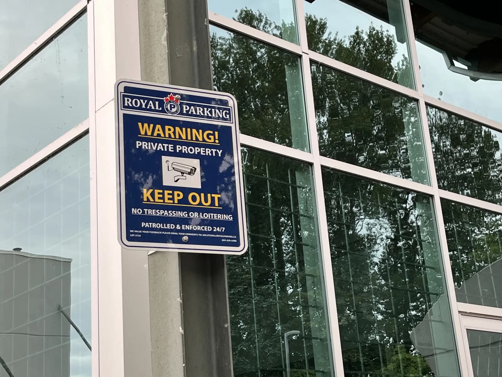 Royal Parking warning and no-trespassing signage